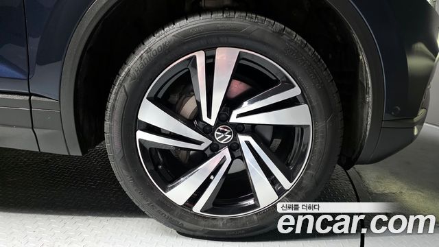 Volkswagen Touareg 2023 — photo 7