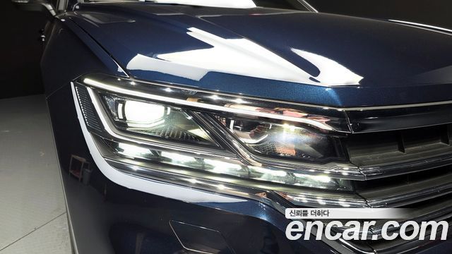 Volkswagen Touareg 2023 — photo 8