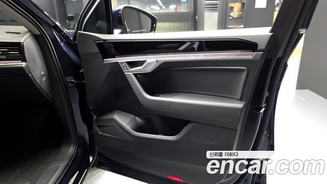 Volkswagen Touareg 2023 — photo 14