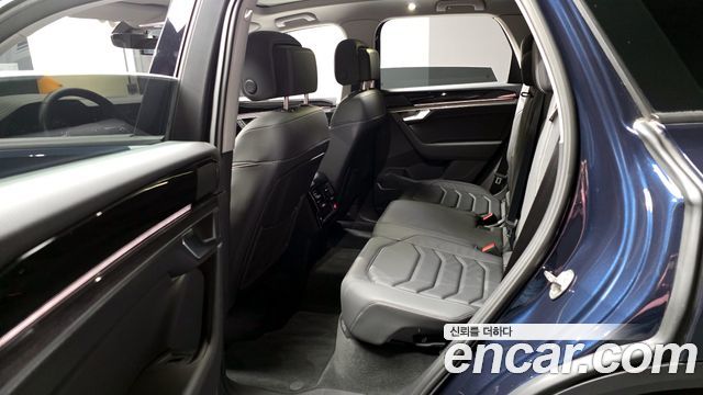 Volkswagen Touareg 2023 — photo 16