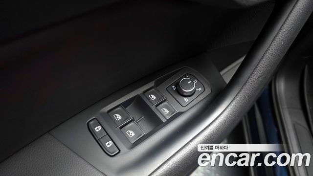 Volkswagen Touareg 2023 — photo 27