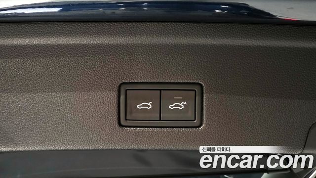 Volkswagen Touareg 2023 — photo 28