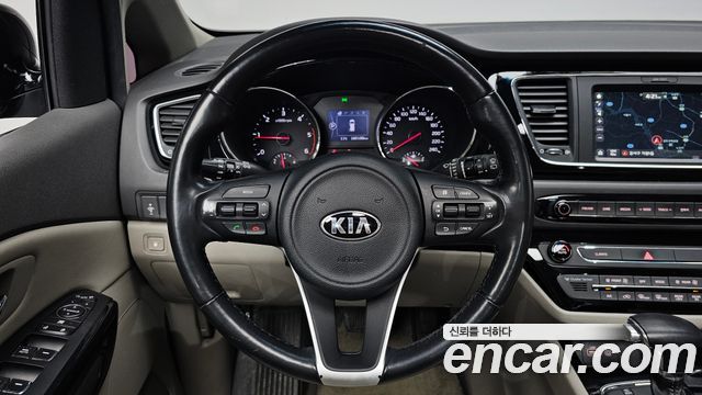 Kia Canival 2017 — photo 18