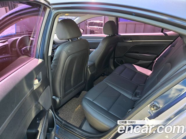 Hyundai AVANTE 2017 — photo 12