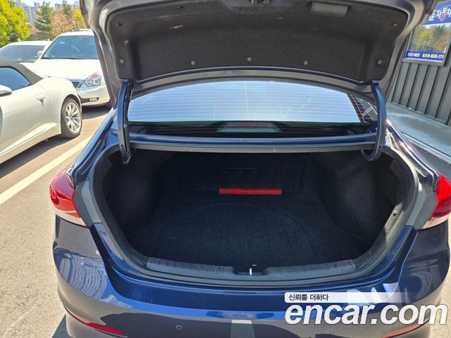 Hyundai AVANTE 2017 — photo 18