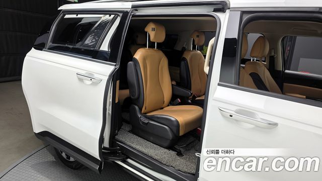 Kia Canival 2023 — photo 17