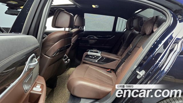 BMW 7-Series 2017 — photo 18