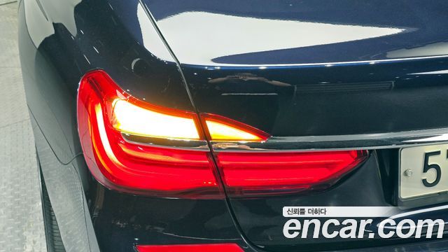 BMW 7-Series 2017 — photo 9