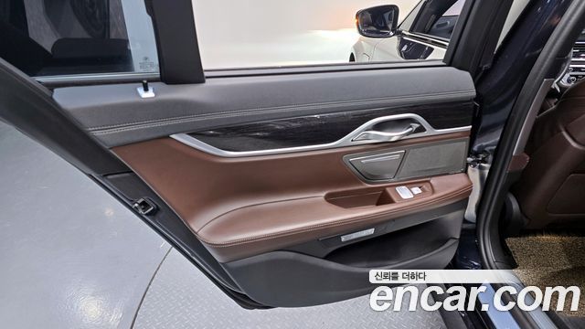 BMW 7-Series 2017 — photo 15