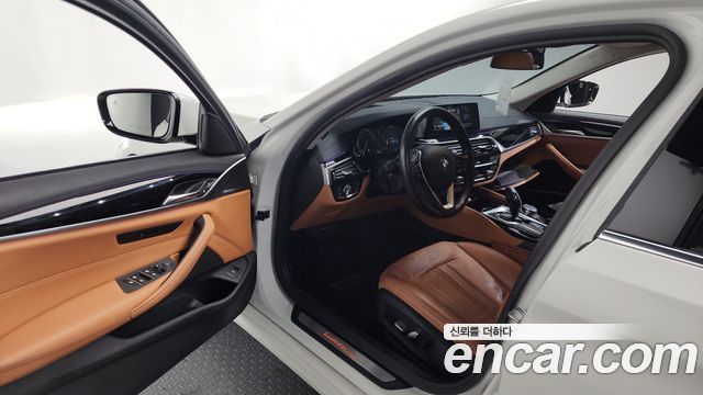 BMW 5-Series 2018 — photo 13