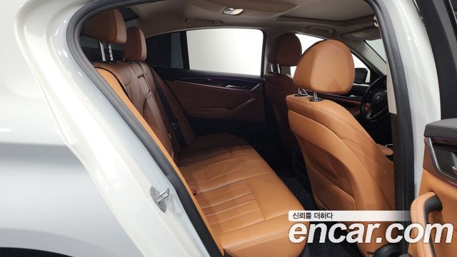 BMW 5-Series 2018 — photo 17