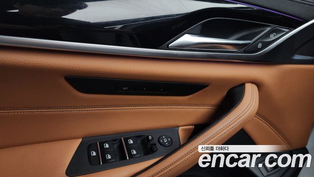 BMW 5-Series 2018 — photo 25
