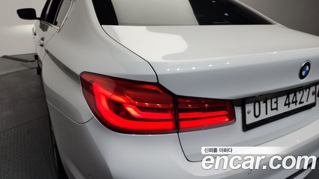 BMW 5-Series 2018 — photo 9