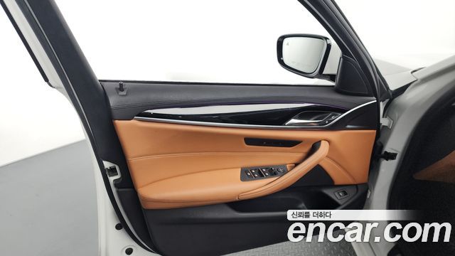 BMW 5-Series 2018 — photo 14