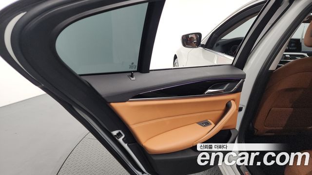 BMW 5-Series 2018 — photo 15