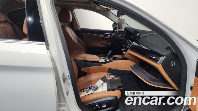 BMW 5-Series 2018 — photo 16