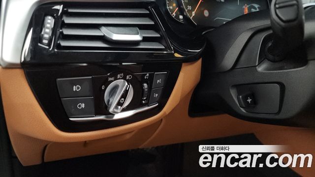 BMW 5-Series 2018 — photo 28