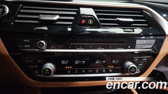 BMW 5-Series 2018 — photo 30
