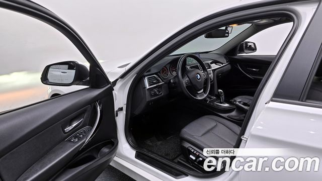 BMW 3-Series 2018 — photo 13