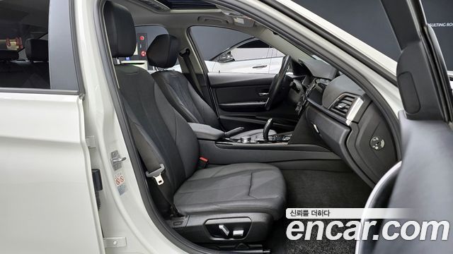 BMW 3-Series 2018 — photo 17