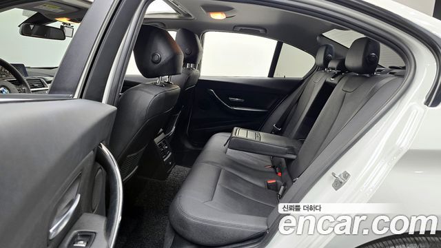 BMW 3-Series 2018 — photo 18