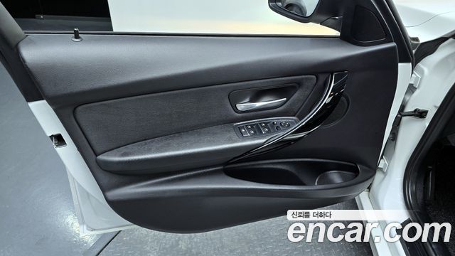BMW 3-Series 2018 — photo 14