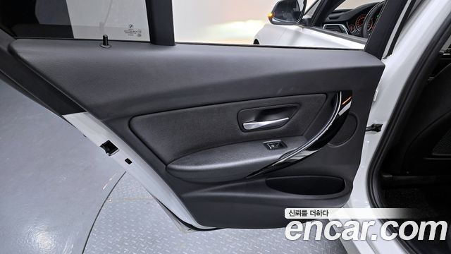 BMW 3-Series 2018 — photo 15