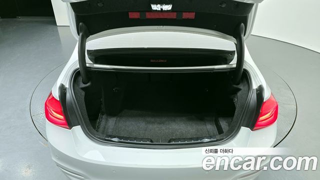 BMW 3-Series 2018 — photo 28