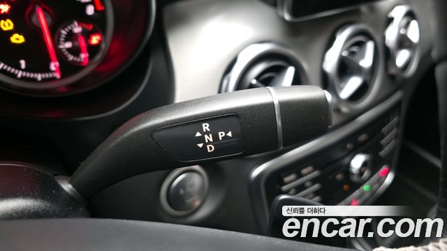Mercedes-Benz GLA-Class 2018 — photo 12