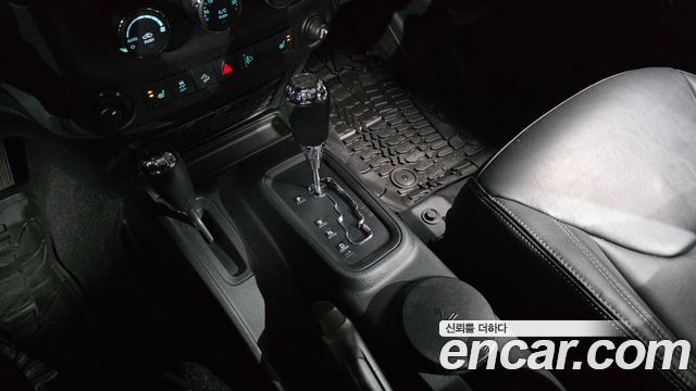 Jeep Wrangler 2017 — photo 12