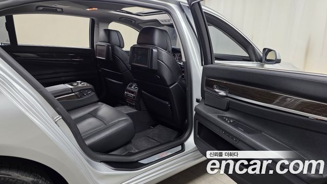 BMW 7-Series 2012 — photo 12