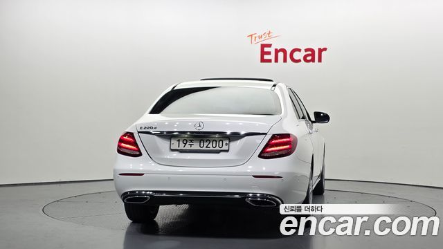 Mercedes-Benz E-Class 2017 — photo 4