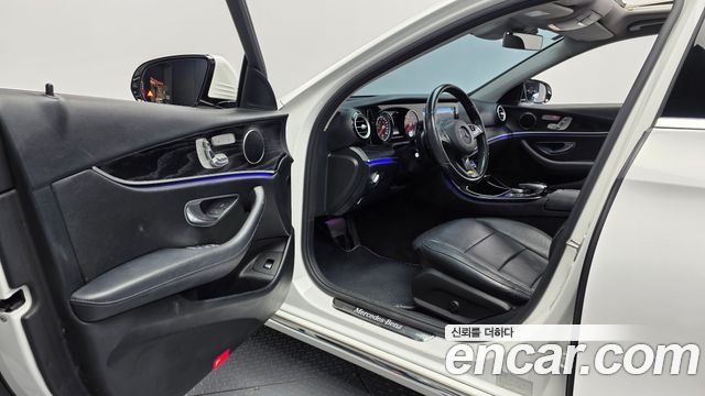Mercedes-Benz E-Class 2017 — photo 10