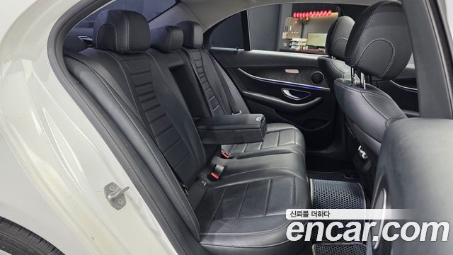 Mercedes-Benz E-Class 2017 — photo 12