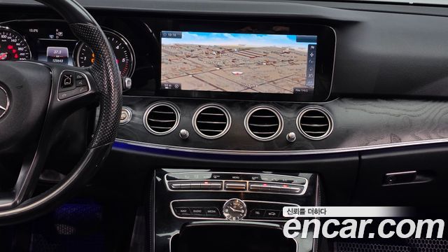 Mercedes-Benz E-Class 2017 — photo 14