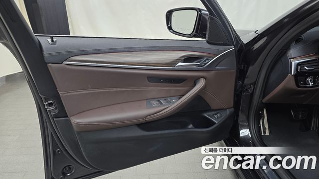 BMW 5-Series 2021 — photo 14