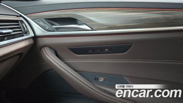 BMW 5-Series 2021 — photo 31