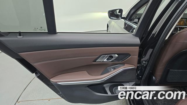 BMW 3-Series 2022 — photo 15