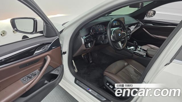 BMW 5-Series 2018 — photo 13