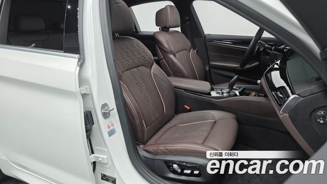 BMW 5-Series 2018 — photo 18