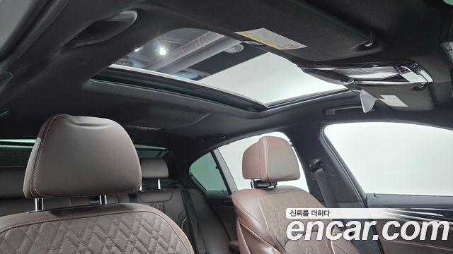 BMW 5-Series 2018 — photo 19