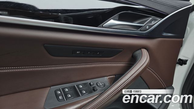 BMW 5-Series 2018 — photo 20