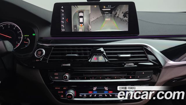 BMW 5-Series 2018 — photo 22
