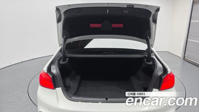 BMW 5-Series 2018 — photo 26