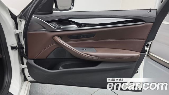 BMW 5-Series 2018 — photo 14