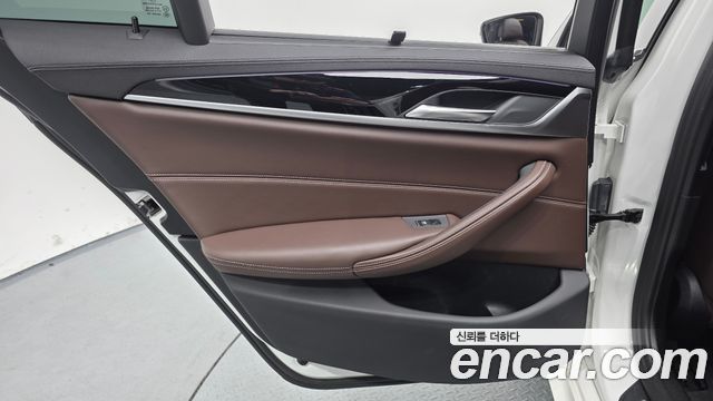 BMW 5-Series 2018 — photo 15