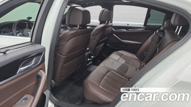 BMW 5-Series 2018 — photo 16