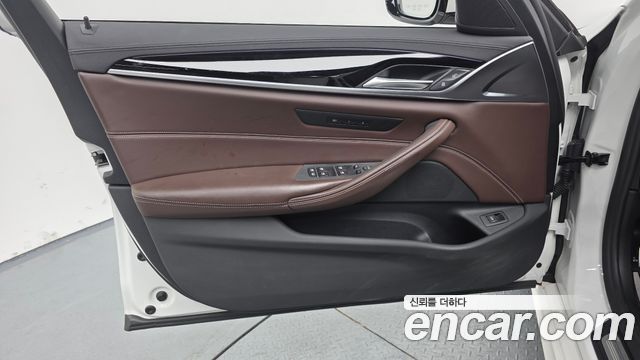 BMW 5-Series 2018 — photo 27