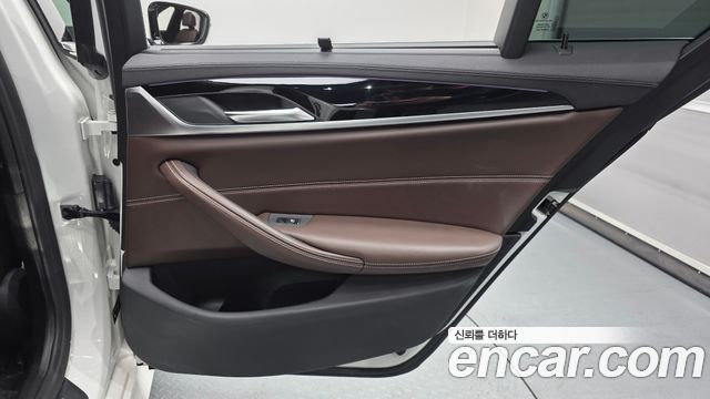 BMW 5-Series 2018 — photo 32
