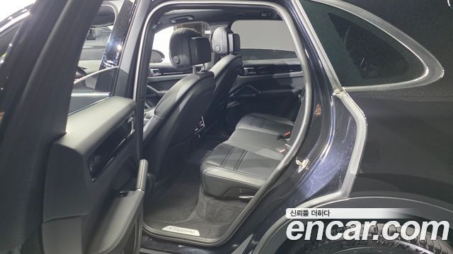 Porsche Cayenne 2021 — photo 17